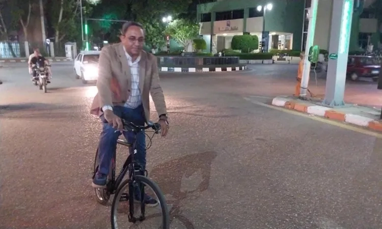 خلال عودته من الديوان العام للاستراحة.. المحافظ يتجول بدراجة هوائية بشوارع قنا