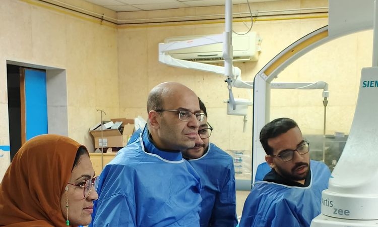"غرغرينا وانسداد بالشريان الفخذي".. إنقاذ ساق مريض من البتر بمستشفيات قنا الجامعية
