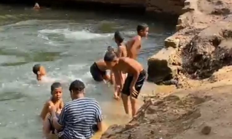 ساحل الغلابة فى الصيف.. لجوء صغار وشباب الأقصر إلى مياه نهر النيل والترع هربا من حرارة الطقس