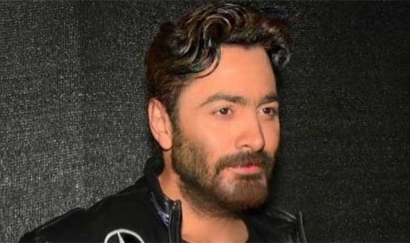 تامر حسني يتجاهل مشاكله الشخصية بأسلوبه الساحر