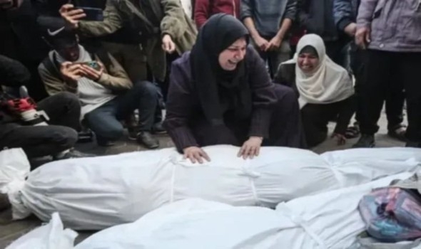 الطبيبة ألاء النجار تفجع بمقتل أطفالها وزوجها بعد قصف منزلهما في غزّة
