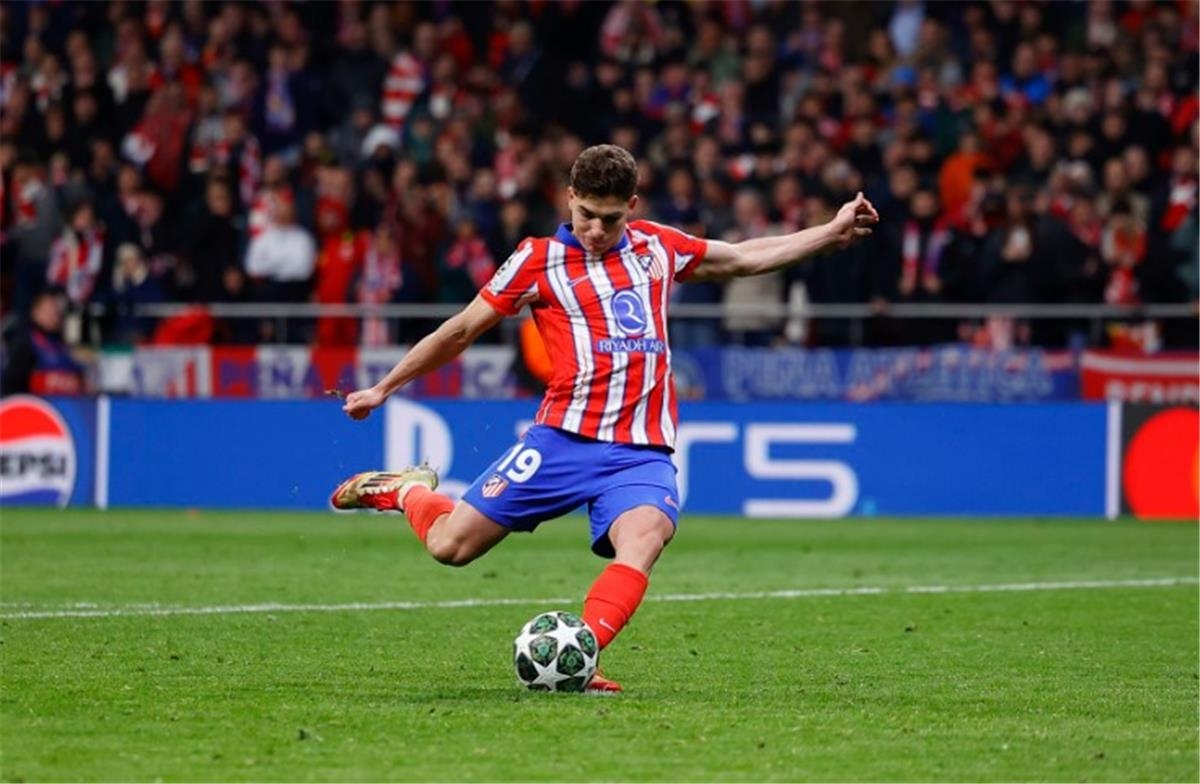 قرار مفاجئ من يويفا بعد الجدل بشأن ركلة جزاء جوليان ألفاريز أمام ريال مدريد