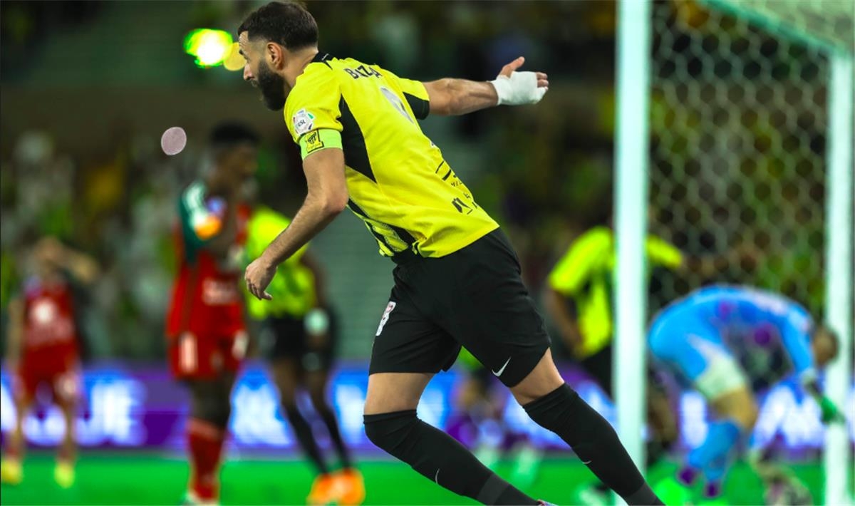 الاتحاد يهزم الاتفاق بثلاثية مثيرة ويواصل تصدر الدوري السعودي