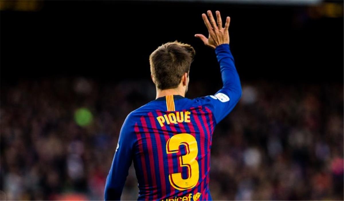 بيكيه يحتفل على طريقته ويسخر من ريال مدريد بعد خسارة كأس ملك إسبانيا