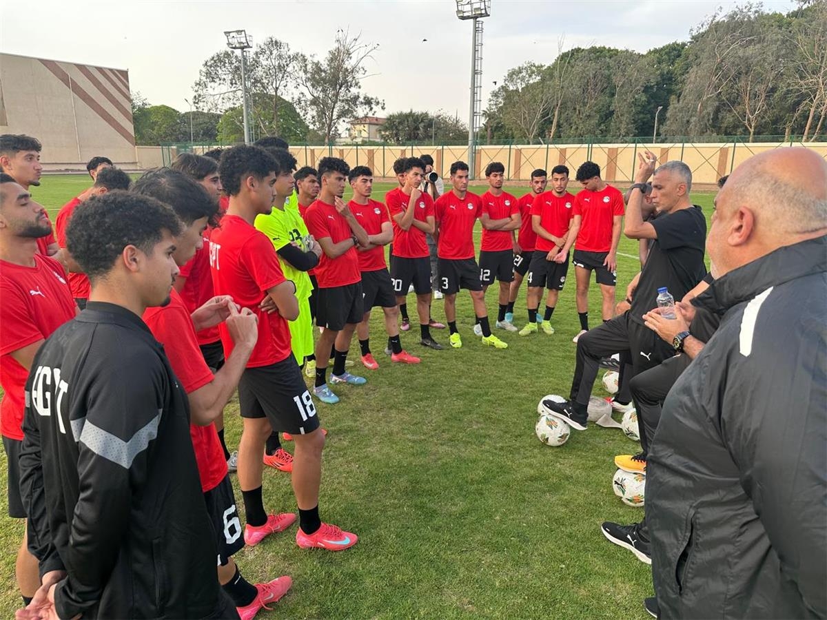 أسامة نبيه يحفز لاعبي منتخب مصر للشباب قبل مباراة غانا.. وتدريبات على ركلات الترجيح