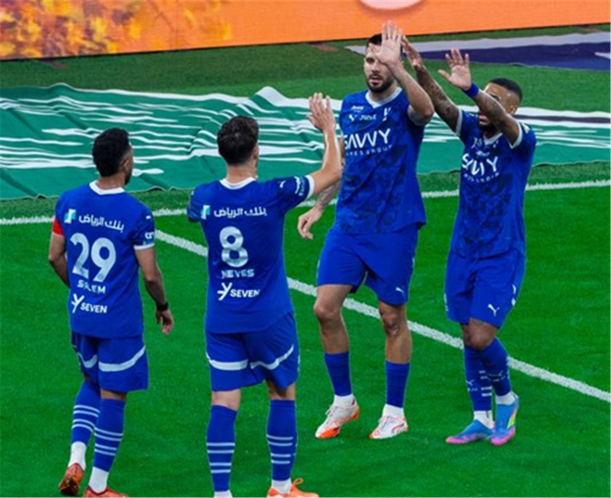 الهلال يفوز برباعية على العروبة ويواصل منافسته للاتحاد في الدوري السعودي