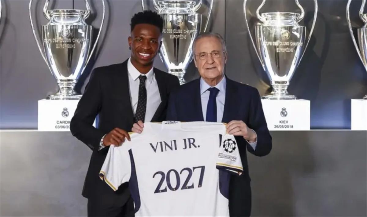 فينيسيوس يستخدم عرضًا وهميًا لرفع راتبه مع ريال مدريد.. واستياء الأخير