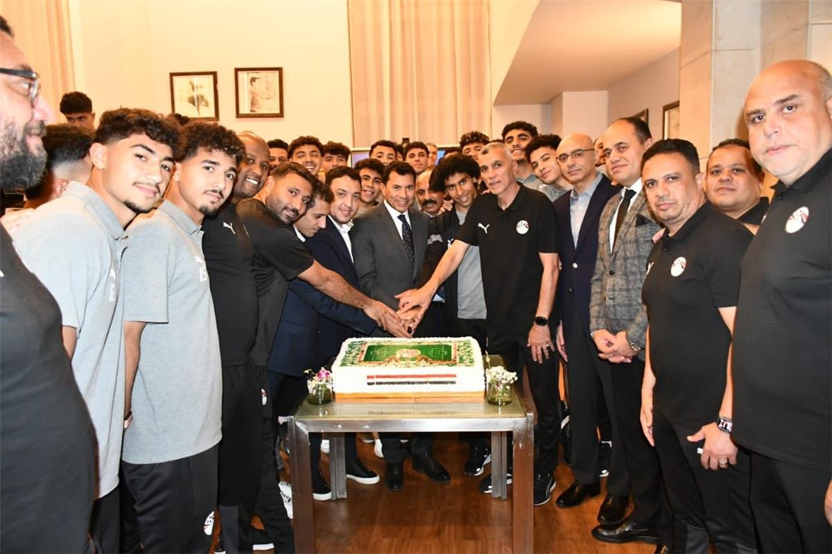 أشرف صبحي يدعم منتخب مصر للشباب قبل مواجهة المغرب في كأس أمم إفريقيا