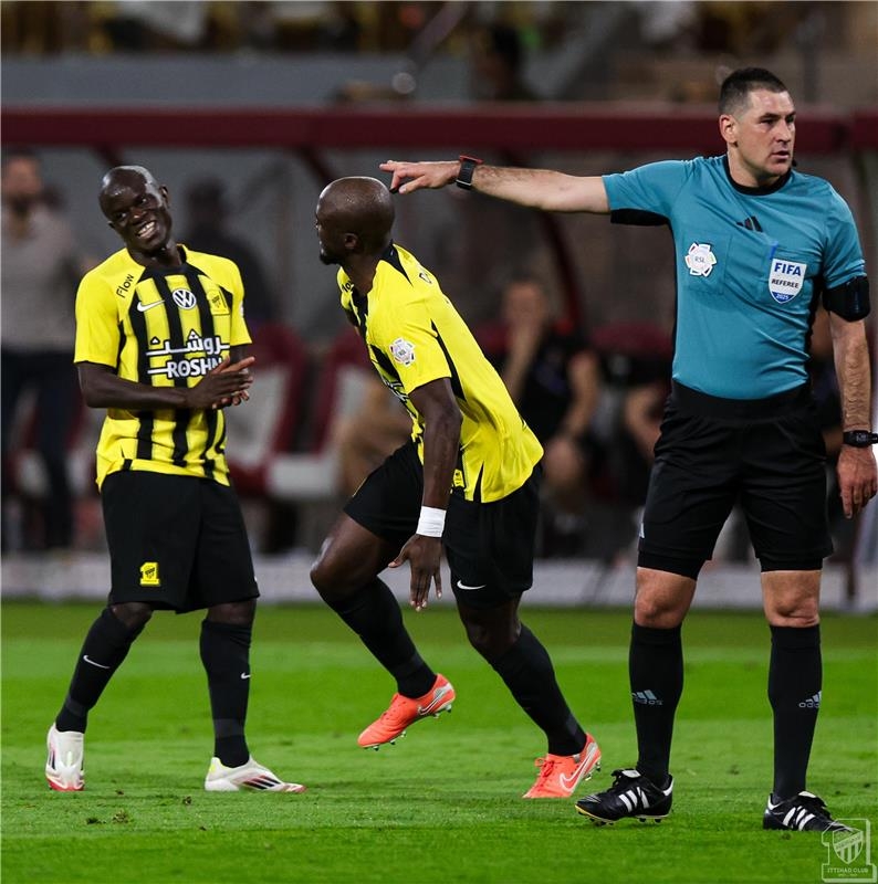 الاتحاد يفوز على الرائد بثلاثية ويتوج بطلاً لـ دوري روشن السعودي
