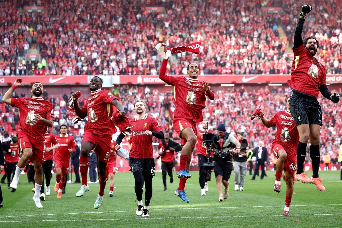 ليفربول يوضح تفاصيل تسلم كأس الدوري الإنجليزي 2024/25.. وامتياز مرتقب لـ محمد صلاح