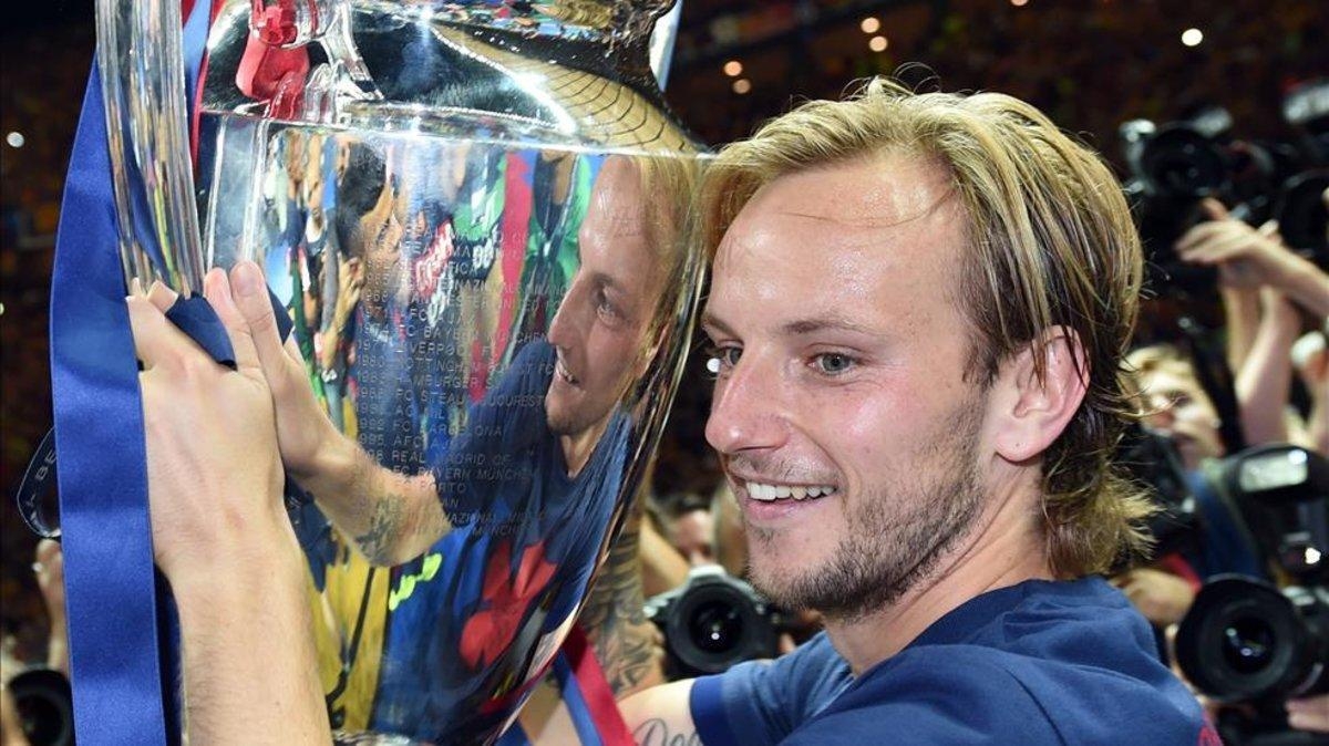 راكيتيتش: لاعب برشلونة يستحق الكرة الذهبية.. ولن يلعب إذا نافس ميسي