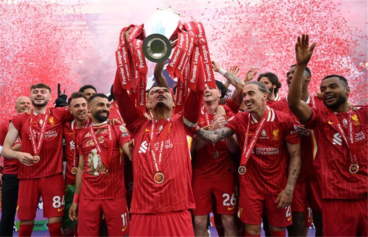 أمام أنظار كلوب.. محمد صلاح يتوج رسميًا مع ليفربول بكأس الدوري الإنجليزي