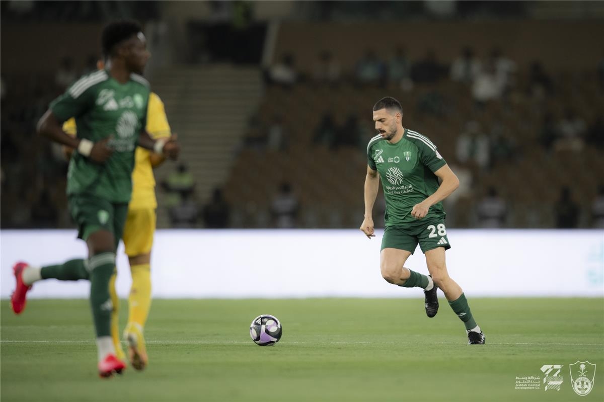 الأهلي يحتفل بالتتويج الآسيوي بثنائية نظيفة أمام التعاون في الدوري السعودي