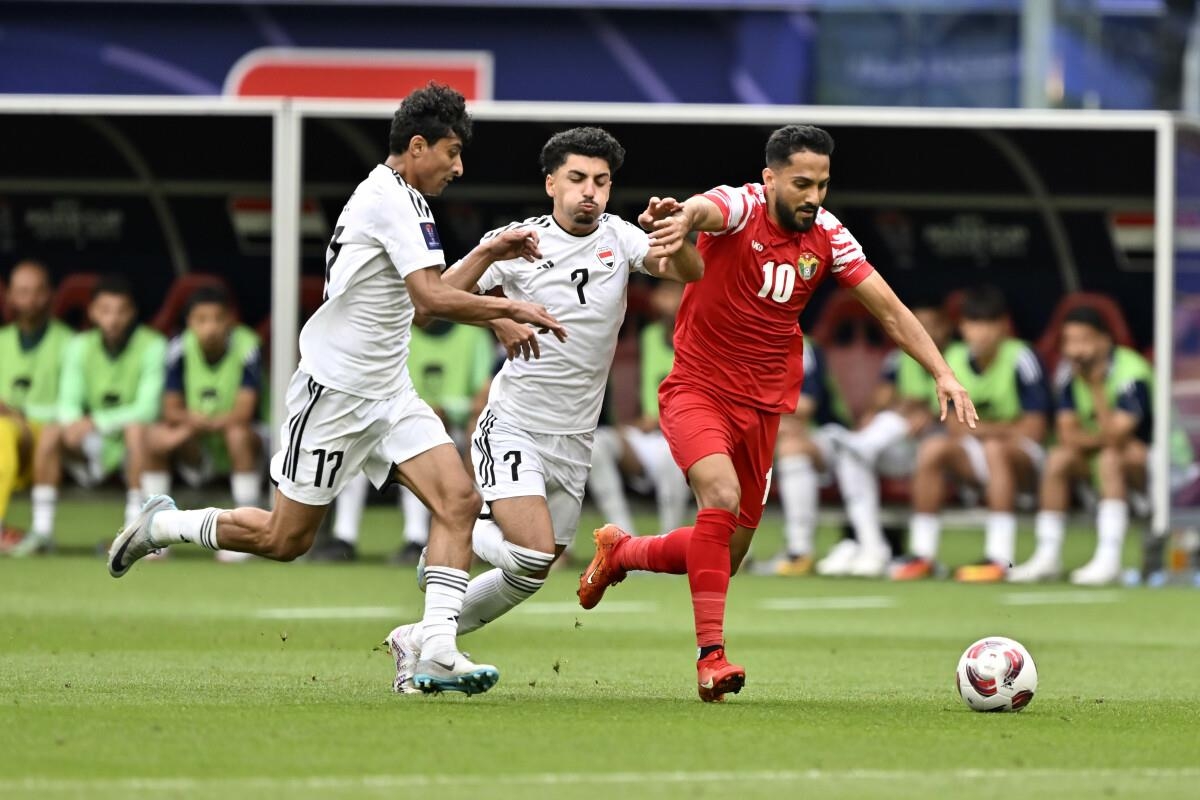 موعد والقنوات الناقلة لمباراة الأردن والعراق اليوم في تصفيات كأس العالم 2026