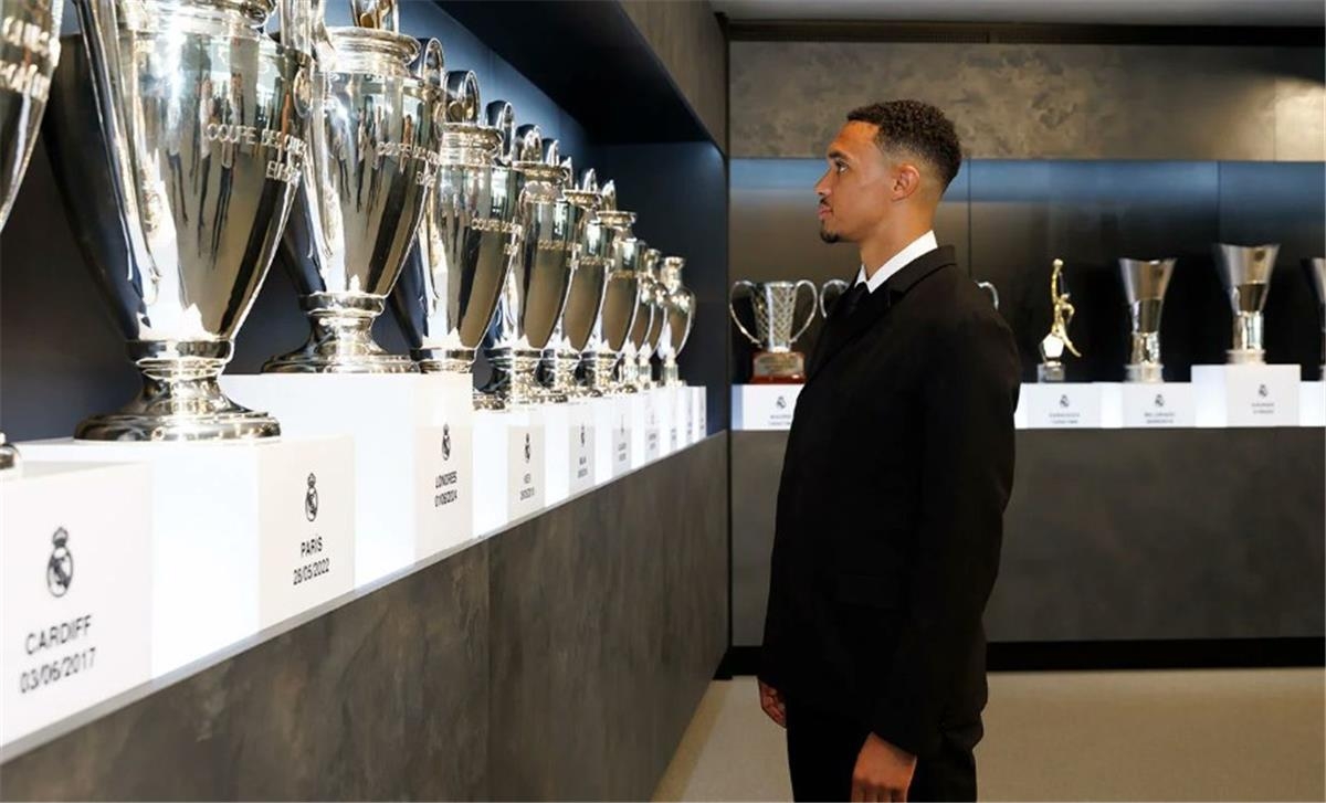 أرنولد يتغزل في ريال مدريد ويفسر سبب تغيير اسمه على القميص