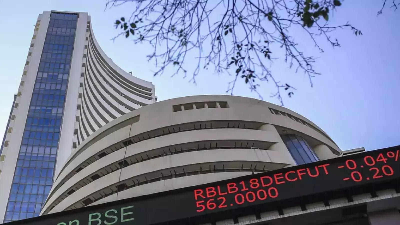 ET Market Watch: Sensex Ends Flat as Banks Drag, Nifty Holds 25,100