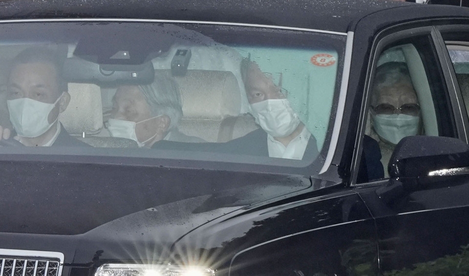 Former emperor discharged from hospital after heart checkup