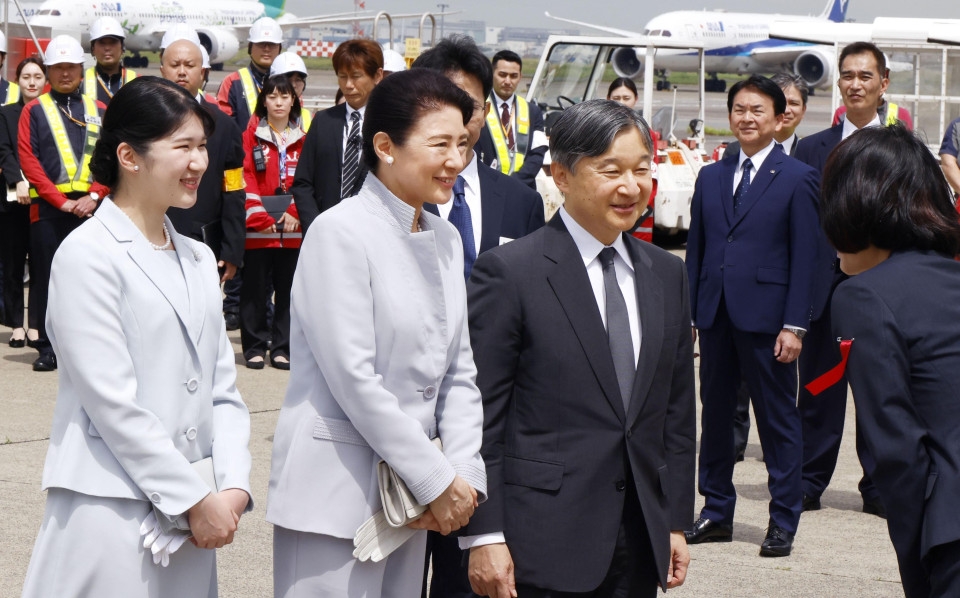 Japan imperial couple, Princess Aiko honor war dead in Okinawa
