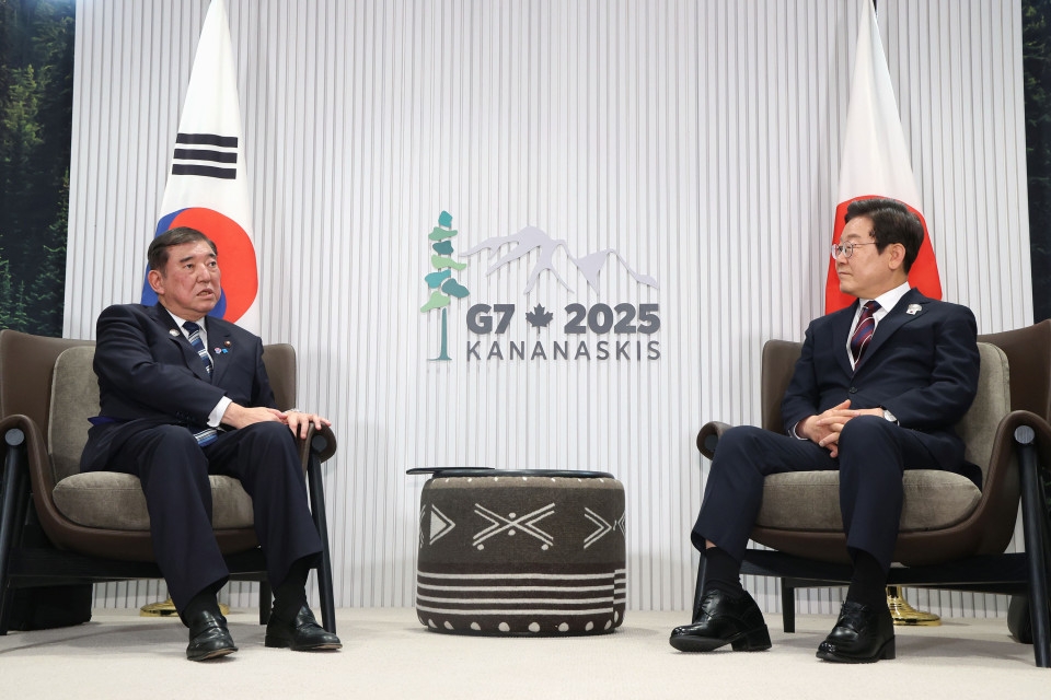 Japan, South Korea leaders vow to boost ties in 1st in-person meeting