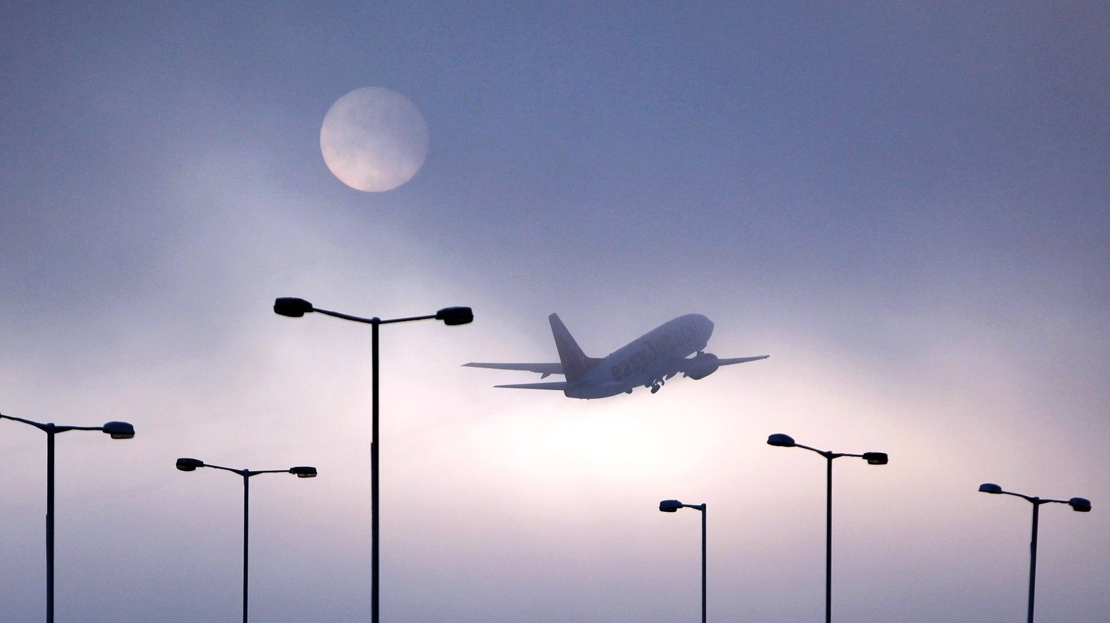 Economic worries could weigh on airline results as European bookings drop