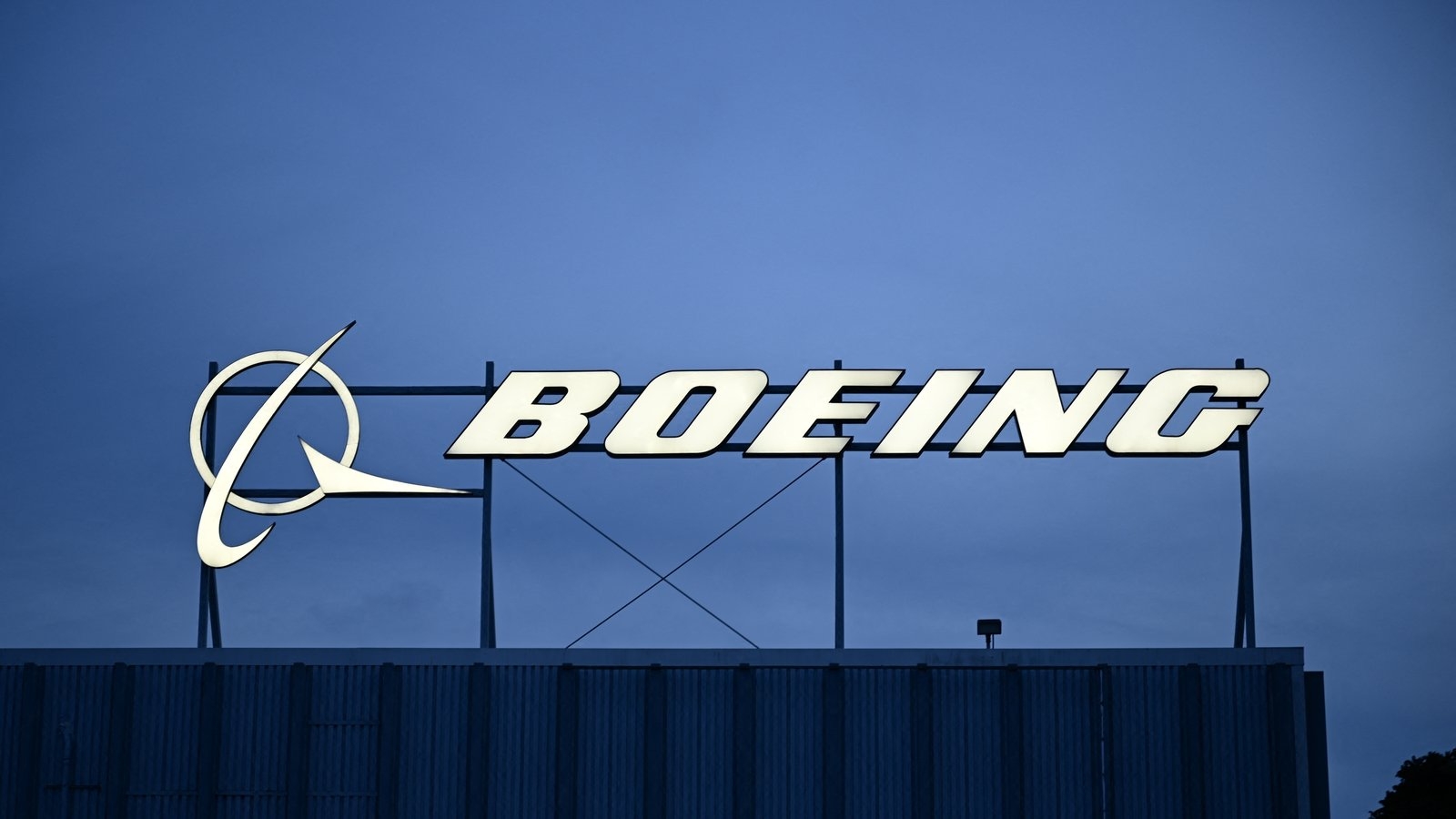 Boeing posts smaller quarterly loss on higher jet deliveries