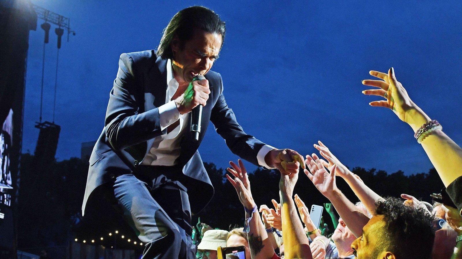 Watch: Nick Cave and The Bad Seeds live in Paris