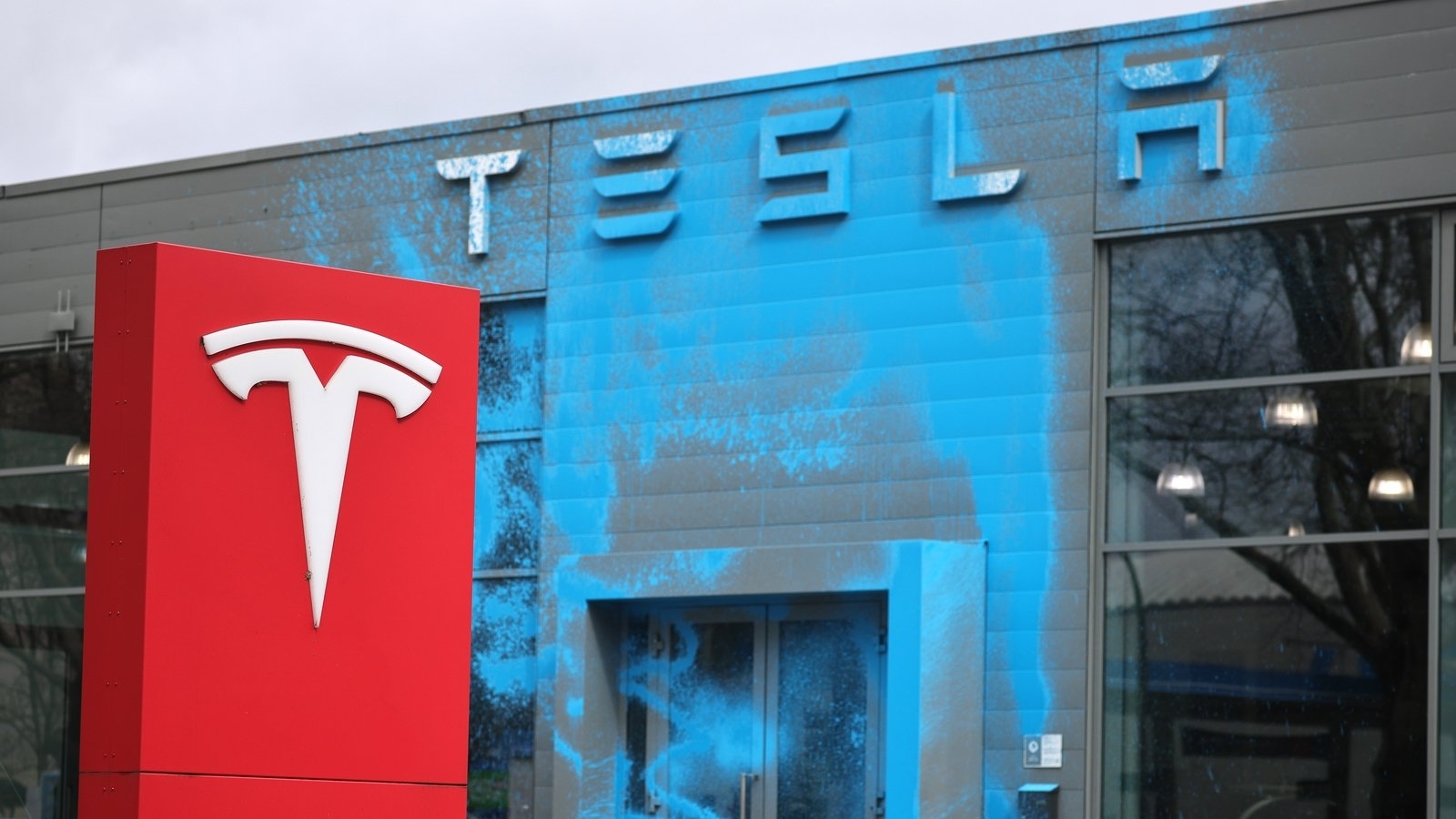 Tesla's sales in key European markets plunge in April