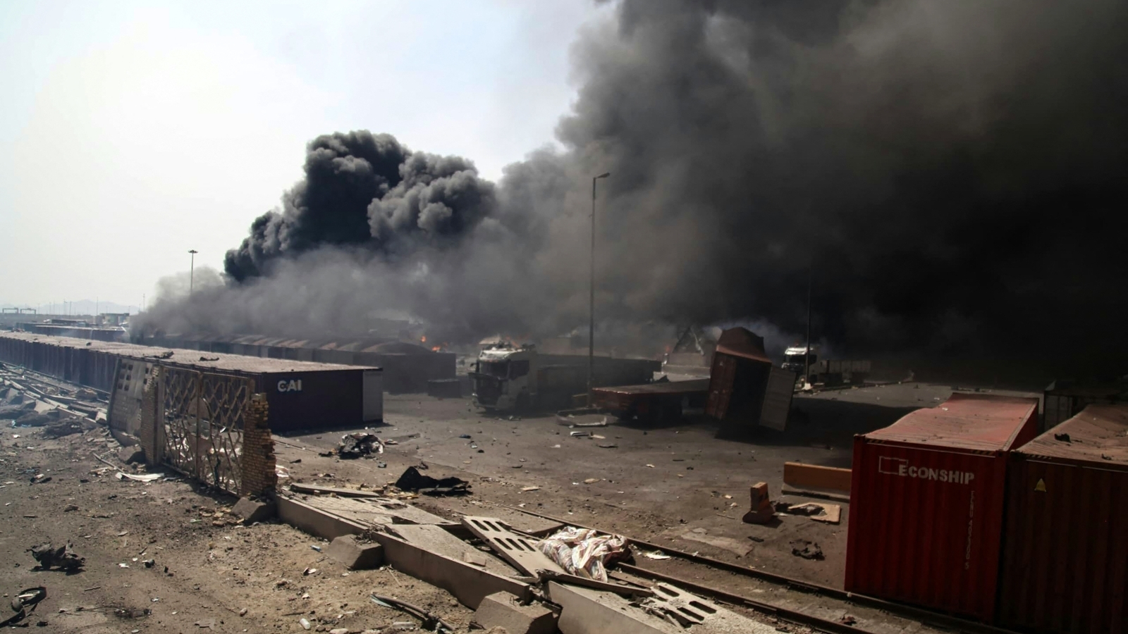 Fire rages after blast at Iran port kills 14, injures 750
