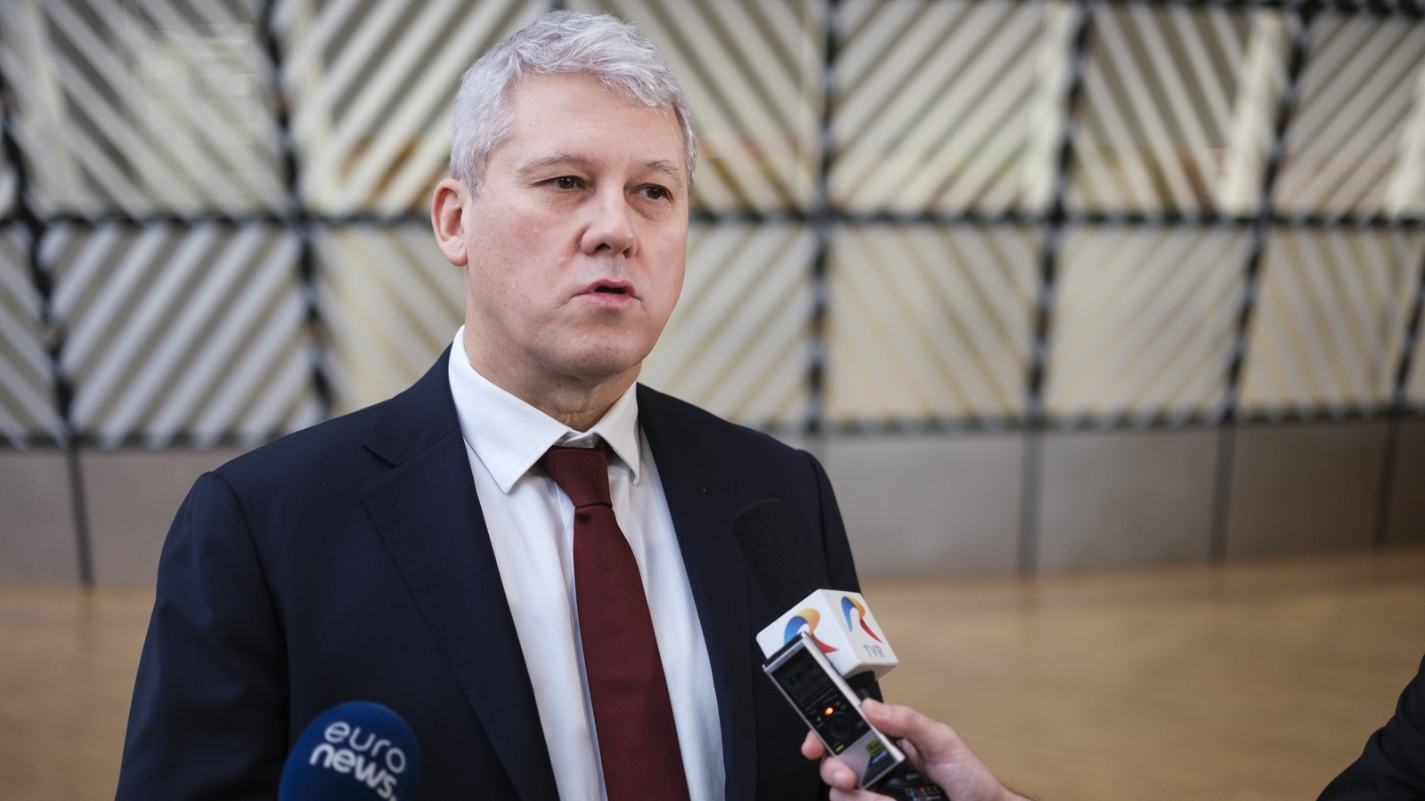 Romania names interim premier as turmoil deepens