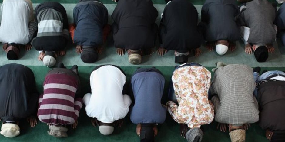 أمين الفتوى: الصلاة بالبنطلون أو "الفانلة الداخلية" صحيحة بشرط ستر العورة