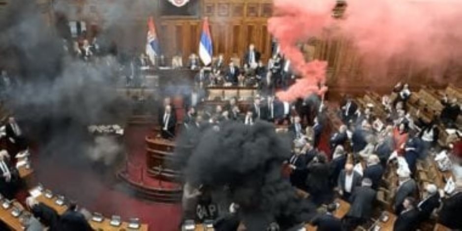 خناقة بين نواب البرلمان الصربى داخل القاعة (فيديو)