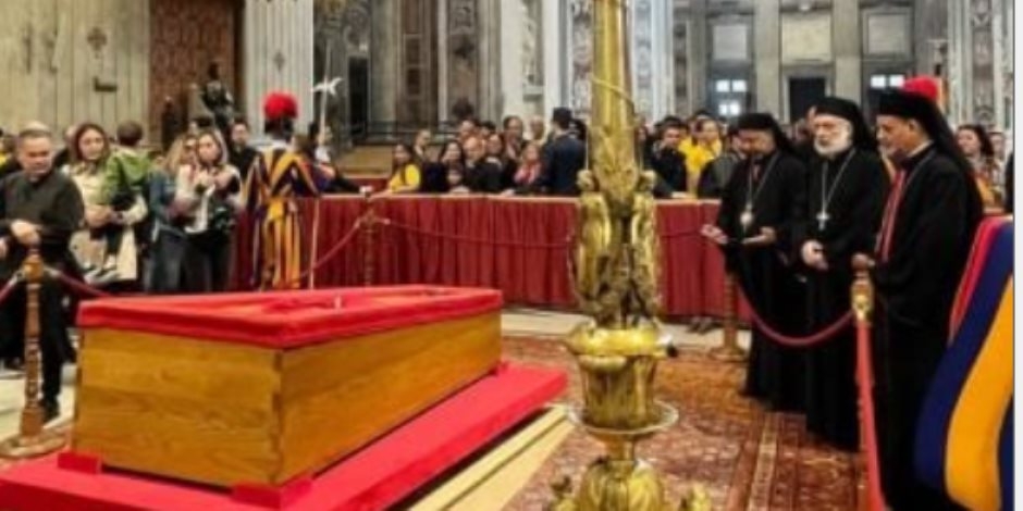 توافد مئات الآلاف على ساحة الفاتيكان لتوديع البابا فرنسيس حاملين صوره