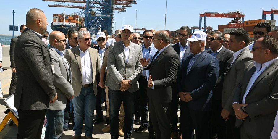 رئيس الوزراء يتفقد محطة دحرجة السيارات RORO التابعة لشركة SCAT