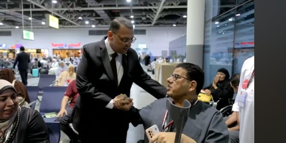 مساعد وزير الداخلية يتابع من مطار القاهرة إجراءات تفويج الحجاج ويطمأنهم على إجراءات السلامة بالمشاعر المقدسة (فيديو )