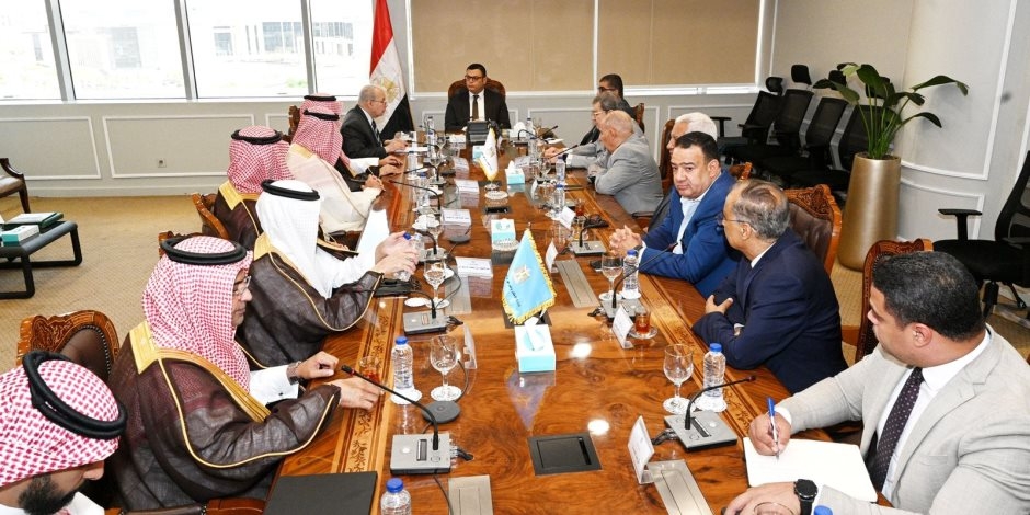 وزير الإسكان يستقبل وفدا من وزارتى "الاستثمار" و"البلديات والإسكان" بالسعودية