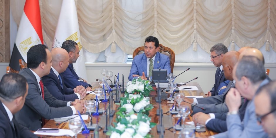 وزير الشباب والرياضة يشهد توقيع بروتوكول تعاون مع ڤودافون مصر