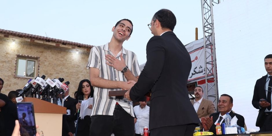 حزب الجبهة الوطنية يكرّم طالب من أوائل الثانوية العامة بمؤتمر الجيزة ضمن مبادرة دعم المتفوقين