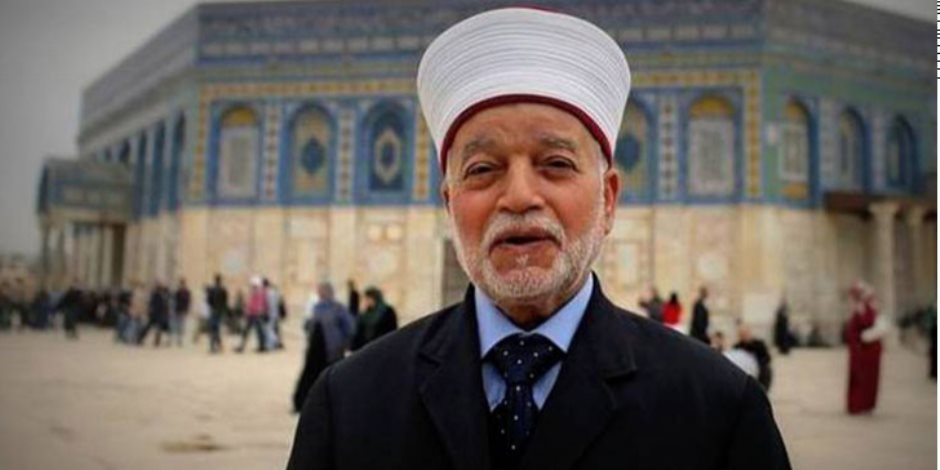مخابرات الاحتلال تستدعى مفتى القدس وتبعده عن المسجد الأقصى أسبوعا
