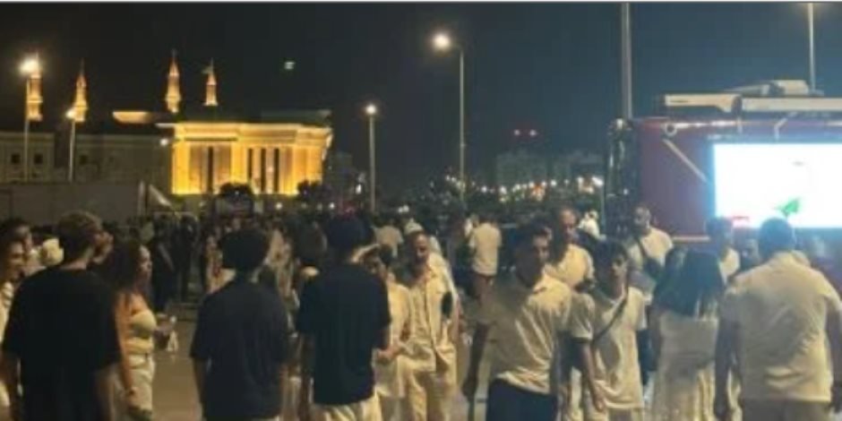 توافد الجمهور على حفل عمرو دياب بمهرجان العلمين