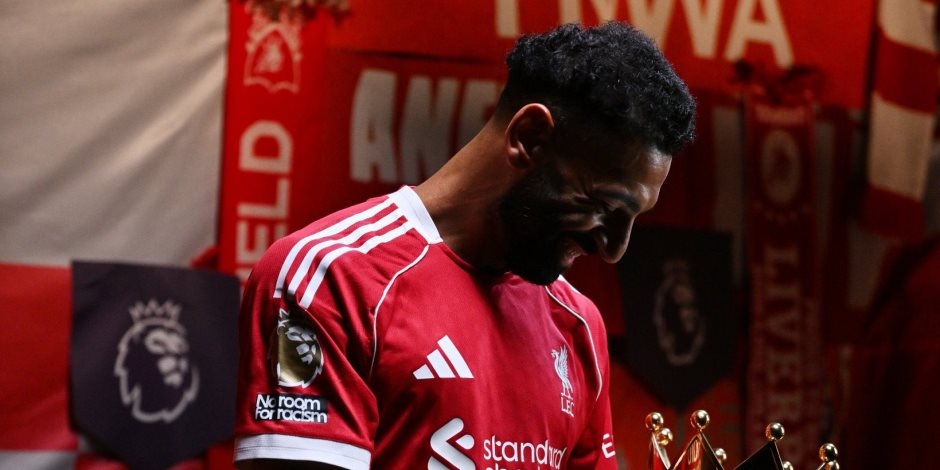 محمد صلاح ينشر صورة مع كأس الدورى الإنجليزى قبل انطلاق الموسم