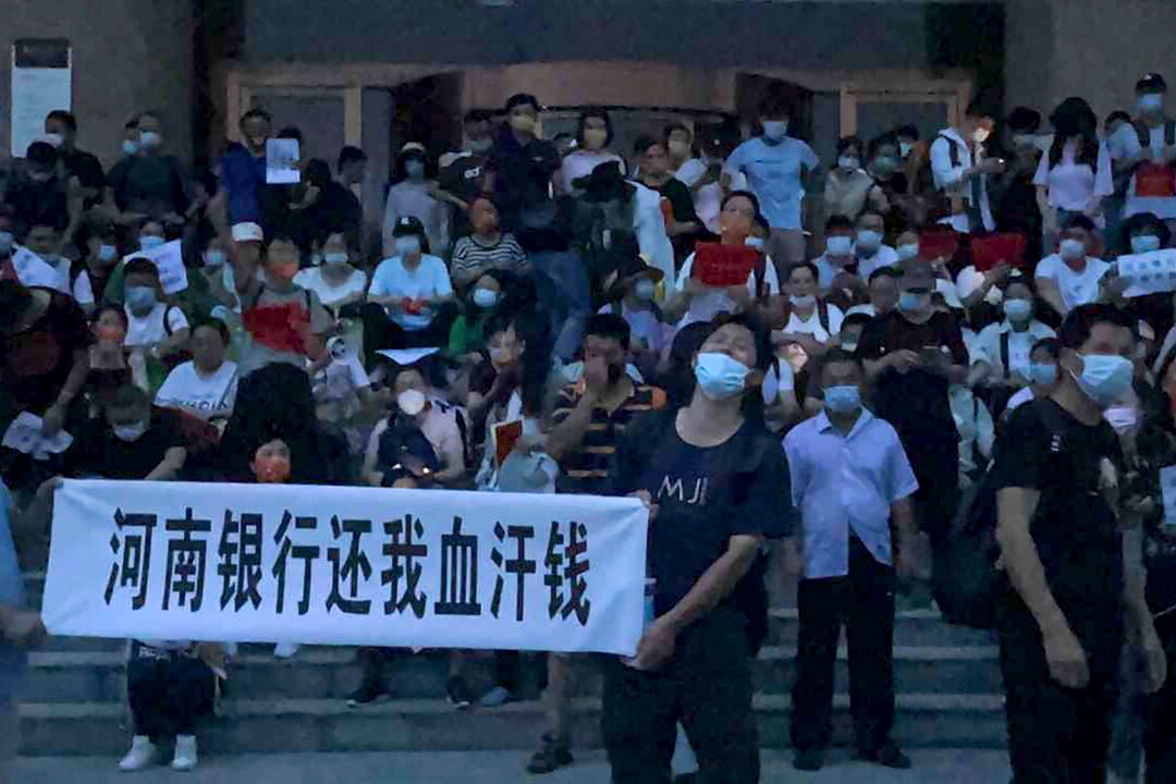 Chinese Bank Scandal Victims Attacked by Security While Petitioning Over Frozen Accounts, Source Says