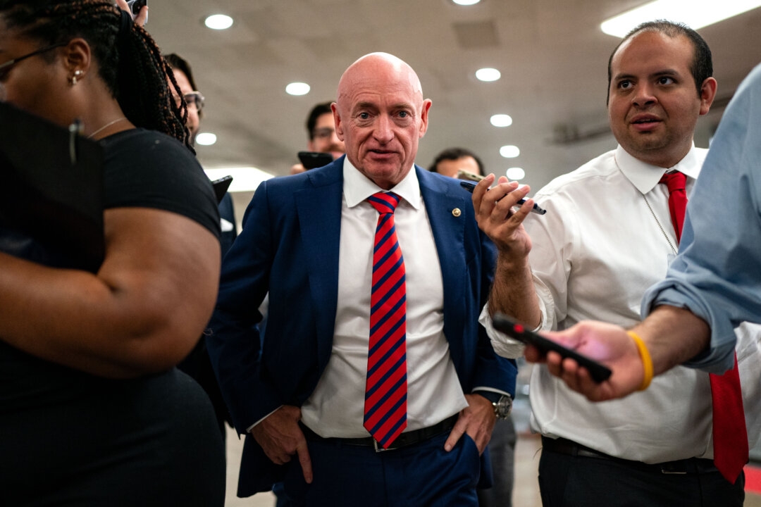 Sen. Kelly Says CCP Still Has Access to US Telecom Networks