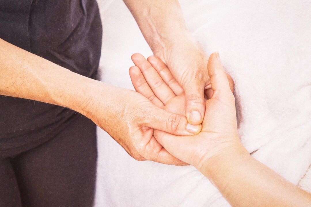 Acupoint Massage and Ancient Medicinal Recipes to Tone the Kidneys