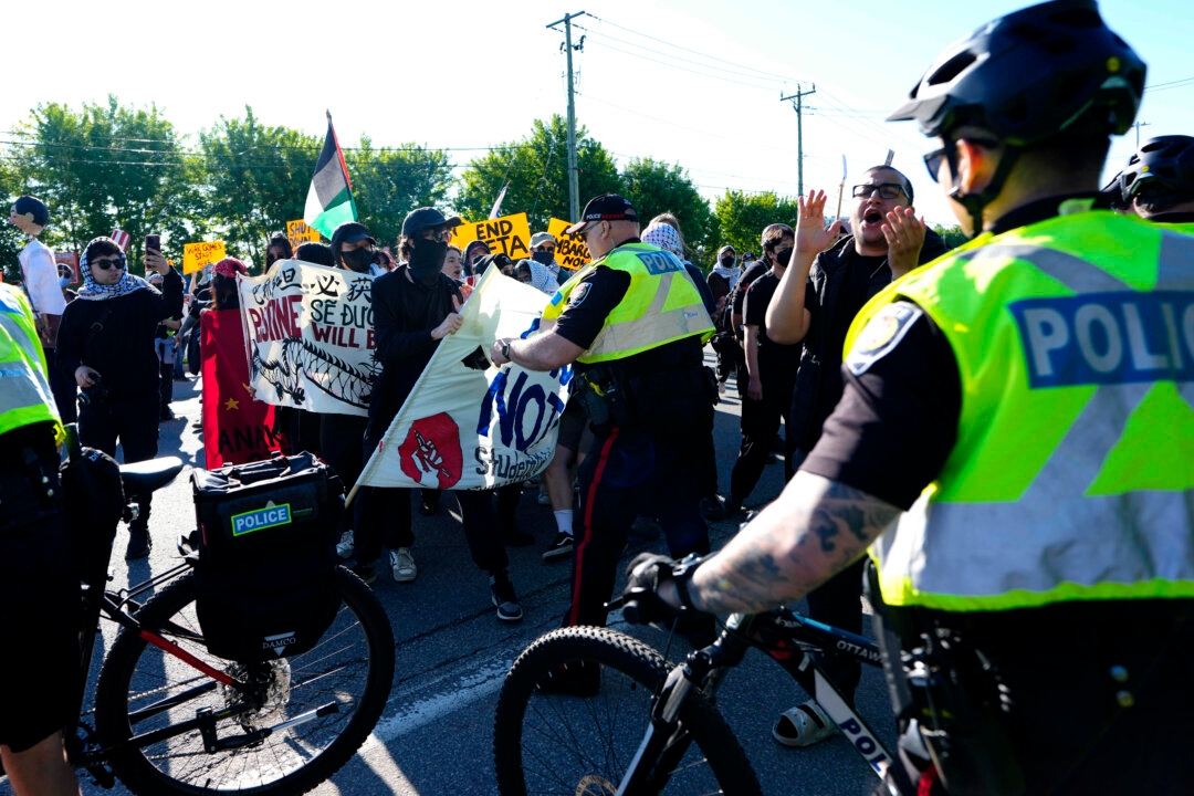 Ottawa Police Arrest 11 for Mischief, Assaulting Officers in Protest of Defence Trade Show