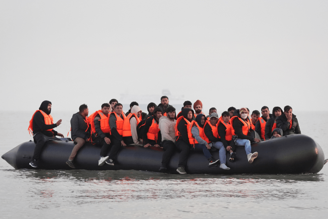 Daily Boat Immigrant Arrivals Top 1,000 for 1st Time This Year
