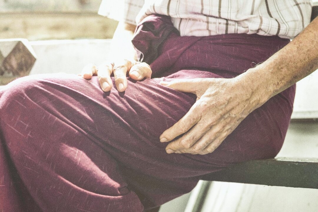 Relieve Sciatica Pain With 1 Simple TCM Stretch
