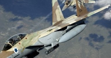 طائرة الاحتلال تسقط قنابل بالقرب من قاعدة رامات دافيد الإسرائيلية بالخطأ