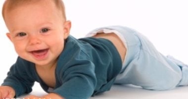 خرافات حول مرحلة "الزحف" للرضيع.. استشارى يقدم نصائح مهمة