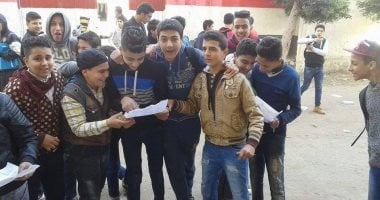 توافد طلاب الشهادة الإعدادية بالجيزة على اللجان لأداء امتحانات الترم الثانى