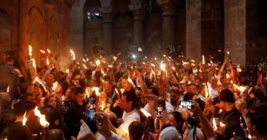 إعلام فلسطيني: ظهور "النور المقدس" من قبر المسيح بمدينة القدس.. فيديو
